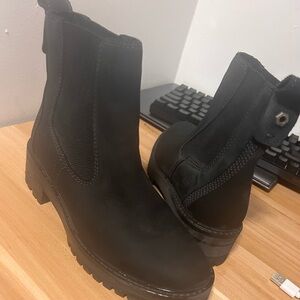 Timberland Women's Courmayeur Valley Chelsea boot in black leather.